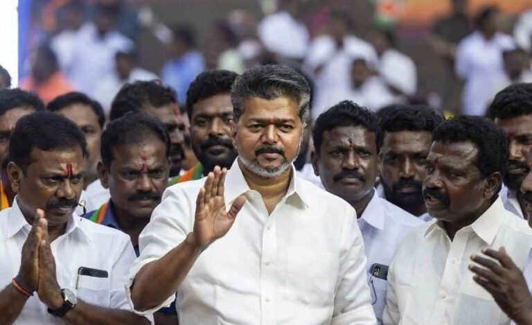 AIADMK Split  તમિલનાડુનું બદલાતું રાજકારણ AIADMKના મોટા માથાઓ TVKમાં જોડાવાની તૈયારીમાં..