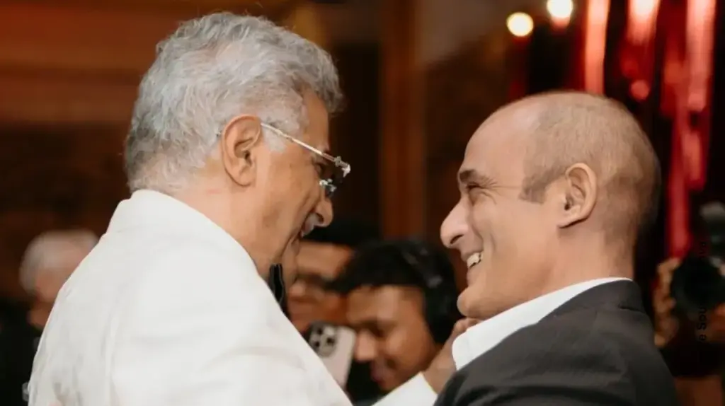 Akshaye Khanna Viral Photo Anshula Wedding બોની કપૂરની દીકરીના લગ્નમાં અક્ષય ખન્નાની ધમાકેદાર એન્ટ્રી ‘ધુરંધર’ની સક્સેસ પછી પ્રથમ વખત તસવીરો આવી સામે!