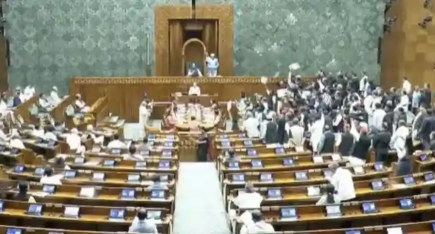 AntiPaper Leak Bill Chaos  એન્ટી પેપર લીક બિલ રજૂ થતા લોકસભામાં ભારે હોબાળો, વિપક્ષના આક્રમક મૂડના કારણે ગૃહની કાર્યવાહી બે વાગ્યા સુધી સ્થગિત