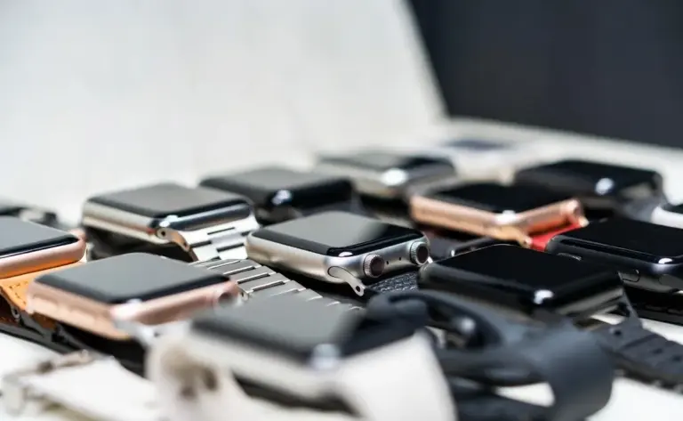 Apple Wearable Tech  એપલનું નવું ડિવાઇસ 'કેમેરા' વાળા AirPods કે Smart Glasses? iOS 27 ના કોડથી થયો મોટો ખુલાસો