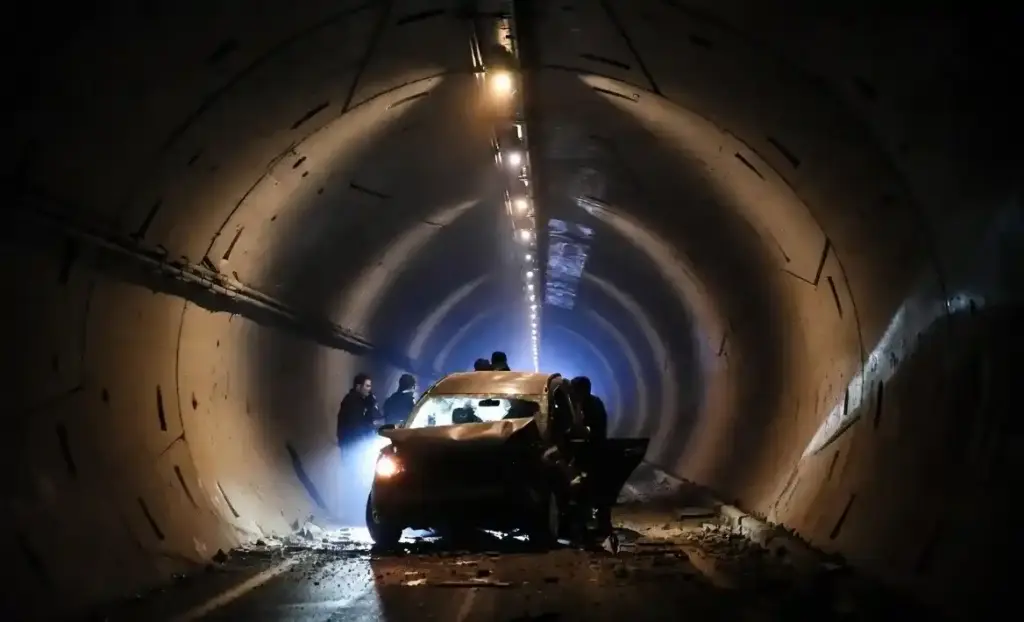 Atal Tunnel Accident  અટલ ટનલ પાસે ગમખ્વાર અકસ્માત, કાર બેરિકેડ તોડી પિલરના સળિયામાં ઘૂસી, એકનું મોત..