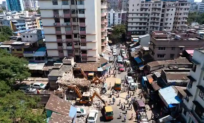 BMC AntiEncroachment Drive  ઘાટકોપરમાં ફૂટપાથ પરથી ગેરકાયદેસર દુકાનો અને વાચનાલયો હટાવાયા