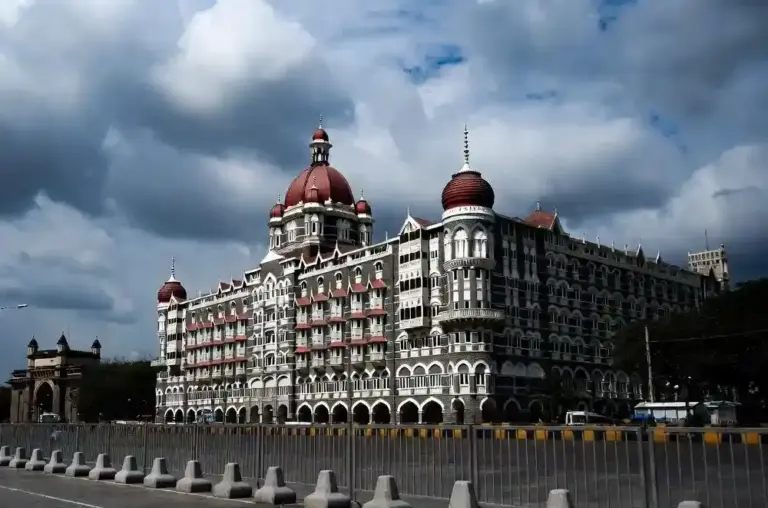 BMC Taj Hotel Notice  સુરક્ષા કે દબાણ? ૨૬/૧૧ બાદ તાજ હોટેલે બનાવેલા સુરક્ષા બેરિકેડ્સ પર BMC નો ૨૨ કરોડનો દાવો.