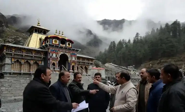 Badrinath donation row  બદરીનાથ ધામમાં ચઢાવા અને ચોરીના મામલે મોટી કાર્યવાહી કમિટીના ચેરમેન સસ્પેન્ડ
