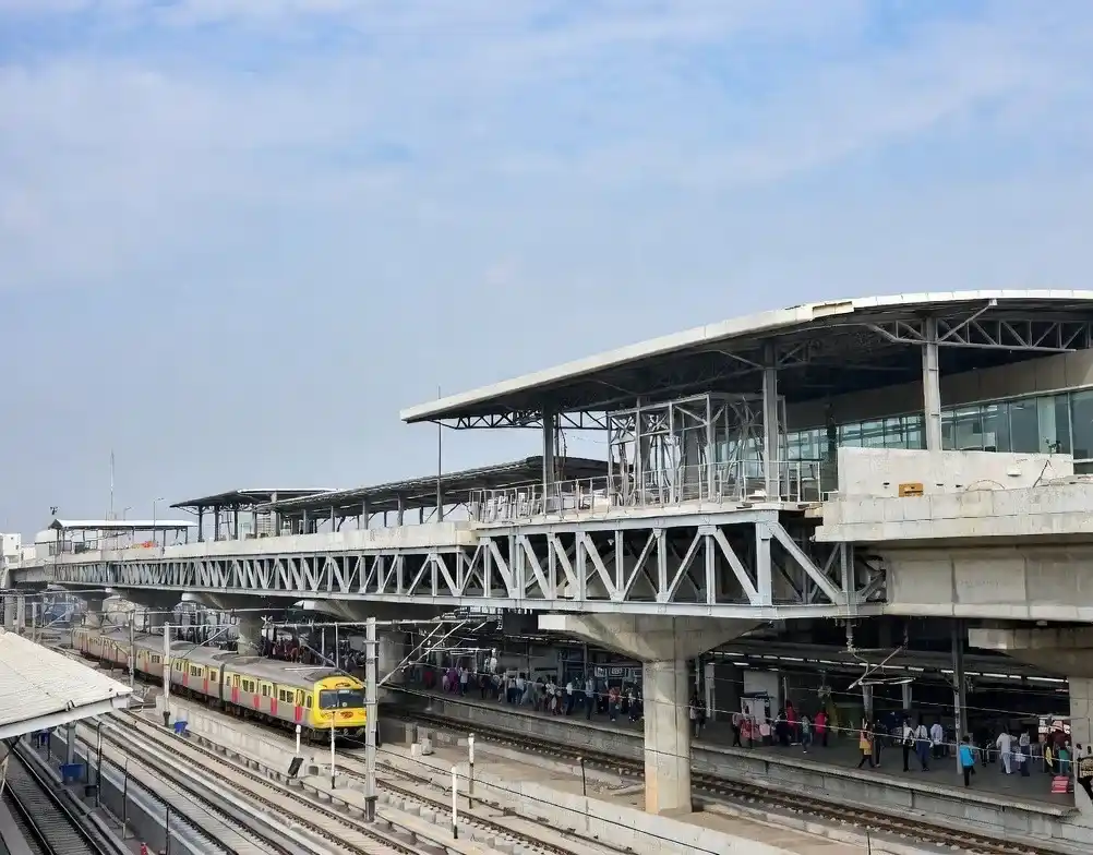 Bandra Station Expansion બાંદ્રા સ્ટેશનનો કાયાપલટ પૂર્વ દિશામાં બનશે વિશાળ એલિવ્હેટેડ ડેક, મુસાફરોને મળશે મોટી રાહત