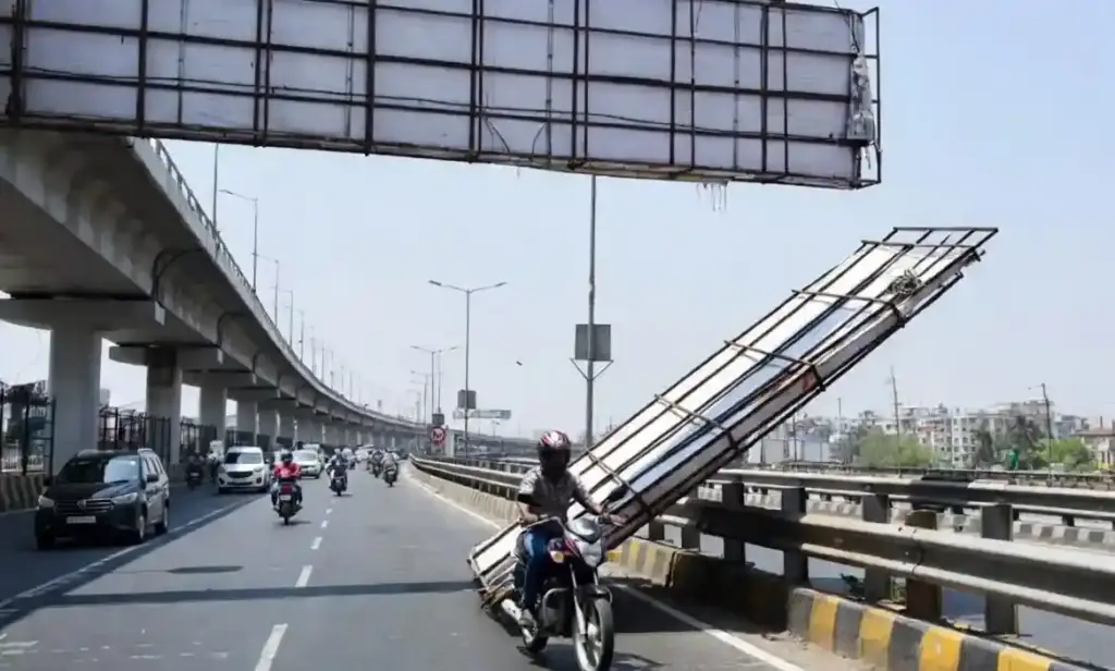 Thane Banner Incident  થાણેના તીન હાથ નાકા પર ફૂટ ઓવર બ્રિજ પરથી પડ્યું વિશાળ બેનર, બાઈક સવાર માંડ  માંડ બચ્યો; જુઓ વિડીયો