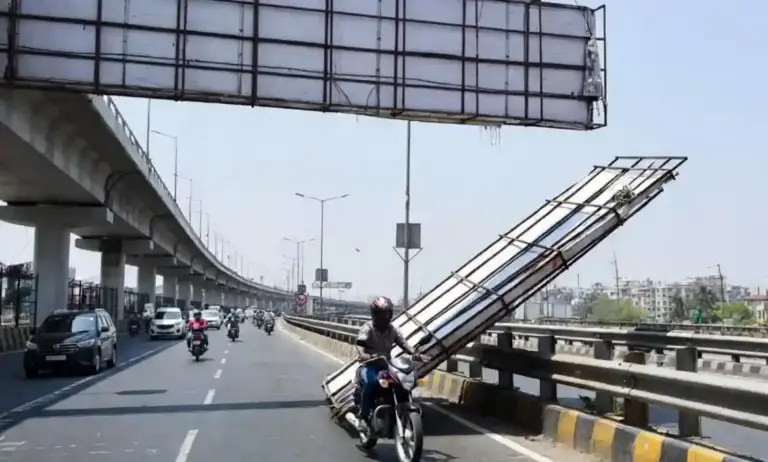 Thane Banner Incident  થાણેના તીન હાથ નાકા પર ફૂટ ઓવર બ્રિજ પરથી પડ્યું વિશાળ બેનર, બાઈક સવાર માંડ  માંડ બચ્યો; જુઓ વિડીયો