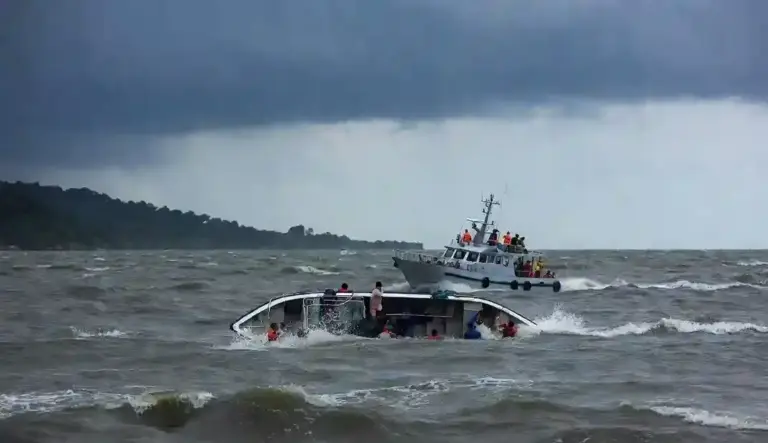 Boat Capsizes in Vietnam  વિયેતનામના ફુ ક્વોક ટાપુ પાસે ભારતીય પ્રવાસીઓની બોટ પલટી દૂતાવાસ દ્વારા મદદ માટે હેલ્પલાઇન નંબરો જાહેર