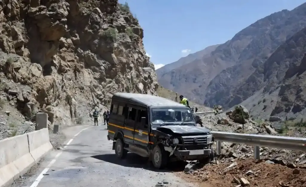 CRPF Vehicle Accident in Ganderbal જમ્મુકાશ્મીરના ગાંદરબલમાં CRPFના જવાનોની ગાડી પલટી ૬ જવાનો ઈજાગ્રસ્ત