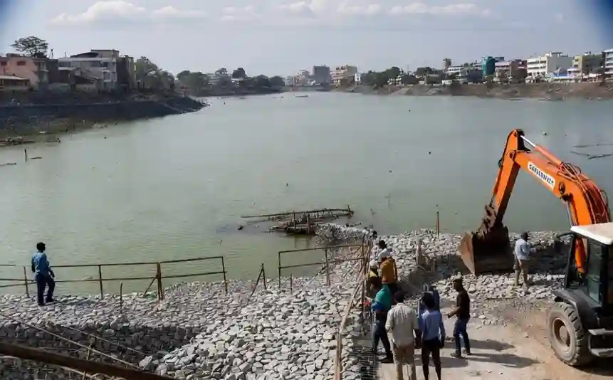 Charkop Lake Encroachment હાઈકોર્ટનો મહત્વનો ચુકાદો ચારકોપ લેકને બચાવવા માટે BMC સજ્જ, દબાણ હટાવી સુરક્ષા વધારવા નિર્દેશ.