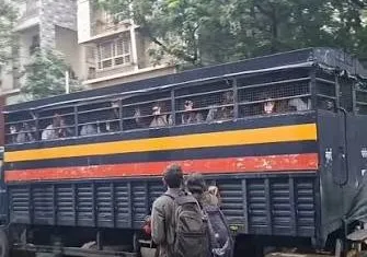Chembur Student Protest Police Van Escape  ચેમ્બુરમાં પોલીસને ચકમો! વાનમાંથી જ ફરાર થઈ ગયા આંદોલનકારી વિદ્યાર્થીઓ, ઘટનાનો વીડિયો વાયરલ!