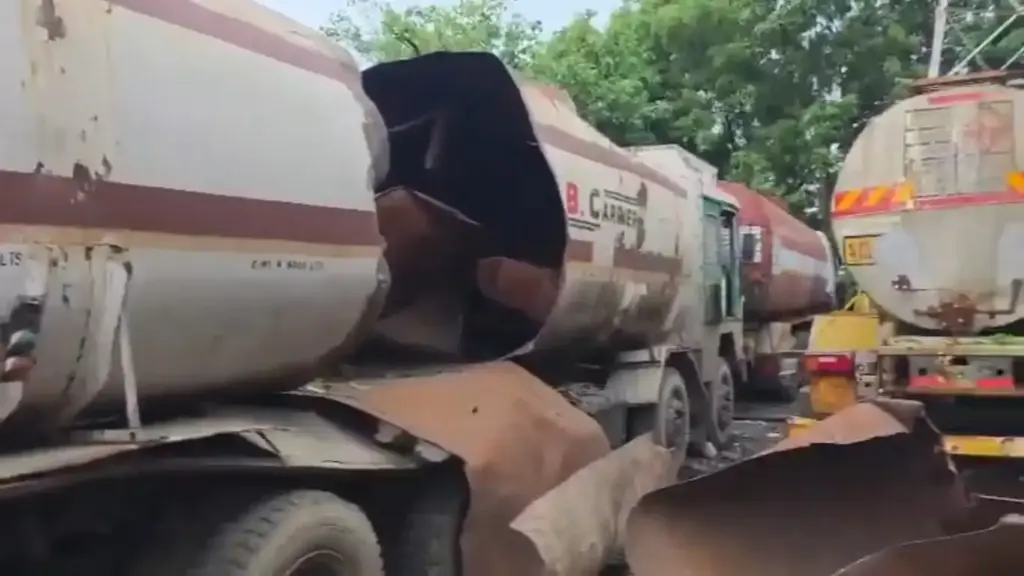 Chembur Tanker Explosion મુંબઈના ચેમ્બુરમાં કેમિકલ ટાંકીના સમારકામ દરમિયાન ભયાનક સ્ફોટ ટૅન્કરના બે ટુકડા થયા, અકસ્માતમાં ડ્રાઇવરનું કમકમાટીભર્યું મોત અને અન્ય ગંભીર રીતે ઘાયલ