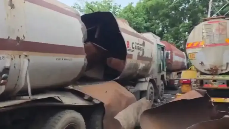 Chembur Tanker Explosion  મુંબઈના ચેમ્બુરમાં કેમિકલ ટાંકીના સમારકામ દરમિયાન ભયાનક સ્ફોટ ટૅન્કરના બે ટુકડા થયા, અકસ્માતમાં ડ્રાઇવરનું કમકમાટીભર્યું મોત અને અન્ય ગંભીર રીતે ઘાયલ