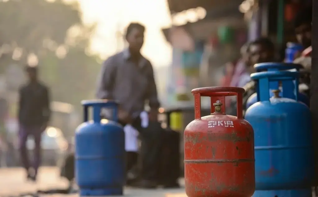 Chhotu LPG Cylinder Price Cut  સામાન્ય જનતા માટે વધુ એક ખુશખબર! 5 કિલોવાળો 'છોટુ' ગેસ સિલિન્ડર થયો સસ્તો, જાણી લો તમારા શહેરનો નવો ભાવ