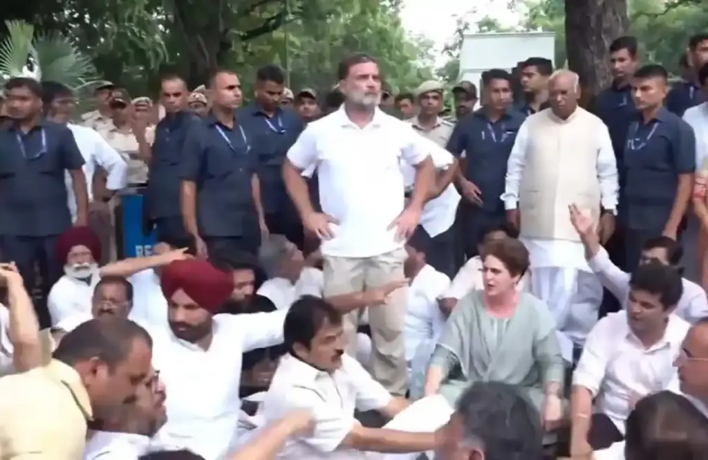 Congress Nationwide March વિદ્યાર્થીઓના સમર્થનમાં કોંગ્રેસ મેદાને, પેપર લીક મુદ્દે આવતીકાલે દેશભરમાં કેન્ડલ માર્ચ અને સત્યાગ્રહ યોજાશે.