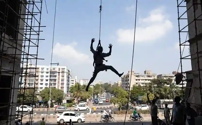 Construction Site Tragedy મુંબઈના જોગેશ્વરીમાં બાંધકામ સાઈટ પર દુર્ઘટના બિલ્ડિંગ પરથી પટકાતા શ્રમિકનું મોત, સાંસદ રવિન્દ્ર વાયકર આક્રમક