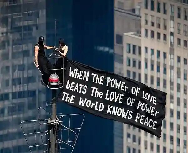 Couple Climbs Skyscraper Viral Couple Climbs Skyscraper Viral પ્રેમનો ઇઝહાર કરવા માટે કપલે પાર કરી તમામ હદો, ૧,૪૫૪ ફૂટ ઊંચી ઇમારત પર ચઢ્યા બાદ ધરપકડ અને વીડિયો વાયરલ