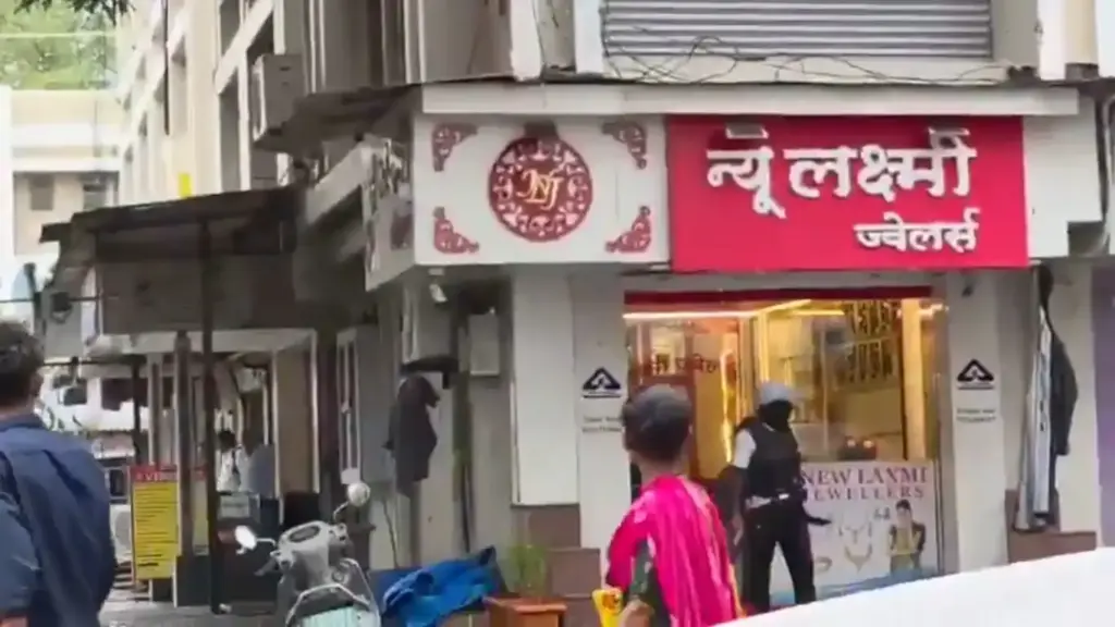 Dahanu Jewellery Showroom Robbery પાલઘરના દહાણુ માં ફિલ્મી ઢબે લૂંટ બંદૂકની અણીએ જ્વેલર્સમાંથી કરોડોના સોનાચાંદીના દાગીના અને રોકડની લૂંટ; જુઓ વિડિયો