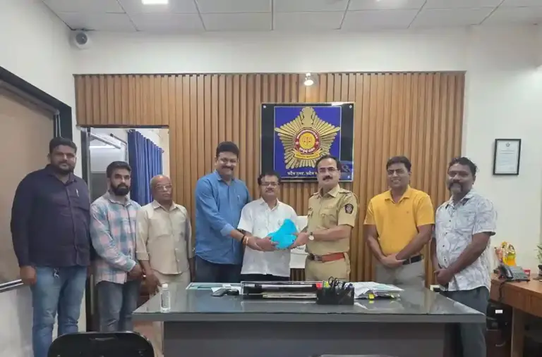 Dahisar Police Heroics  દહિસર પોલીસની સરાહનીય કામગીરી, રિક્ષામાં ભૂલેલી ૧૦ લાખની રોકડ રકમ માત્ર ૨ કલાકમાં શોધી કાઢી..