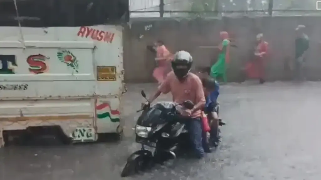 Delhi Rain Waterlogging  દિલ્હીNCRમાં મેઘરાજાની તોફાની એન્ટ્રીથી જળબંબાકાર! વાહનો થંભ્યા, નોઈડા રૂટ પર ટ્રાફિક સ્તબ્ધ