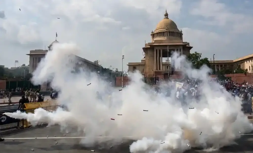 Delhi Sansad march tear gas deployed દિલ્હી સંસદ માર્ચ પ્રદર્શનકારીઓ સંસદ ભવન સુધી પહોંચ્યા, ભીડને કાબૂમાં લેવા માટે ૨૦૨૫ મિનિટ સુધી ટીયર ગેસના શેલ છોડવામાં આવ્યા