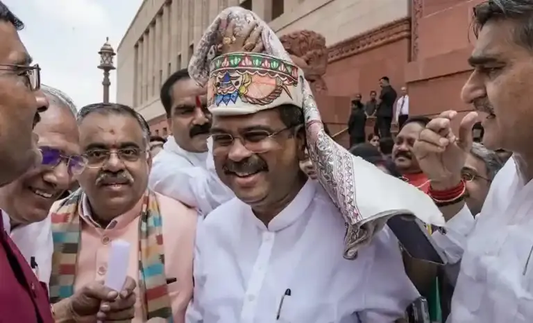 Dharmendra Pradhan Arrived at Parliament  રાજીનામું આપ્યા બાદ પહેલીવાર સંસદ પહોંચ્યા ધર્મેન્દ્ર પ્રધાન, NDA ના સાંસદોએ ભવ્ય સ્વાગત કરી પહેરાવી પરંપરાગત પાઘડી; જુઓ વિડીયો