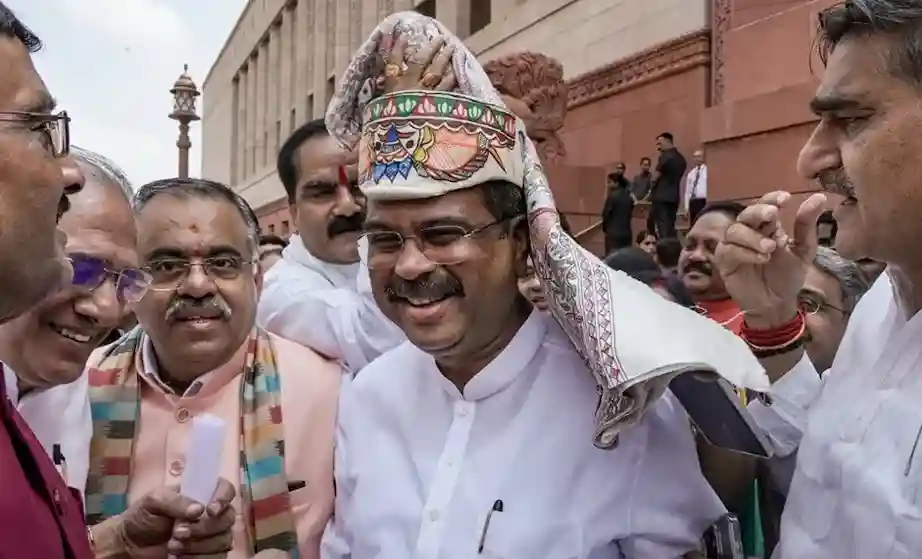 Dharmendra Pradhan Arrived at Parliament  રાજીનામું આપ્યા બાદ પહેલીવાર સંસદ પહોંચ્યા ધર્મેન્દ્ર પ્રધાન, NDA ના સાંસદોએ ભવ્ય સ્વાગત કરી પહેરાવી પરંપરાગત પાઘડી; જુઓ વિડીયો