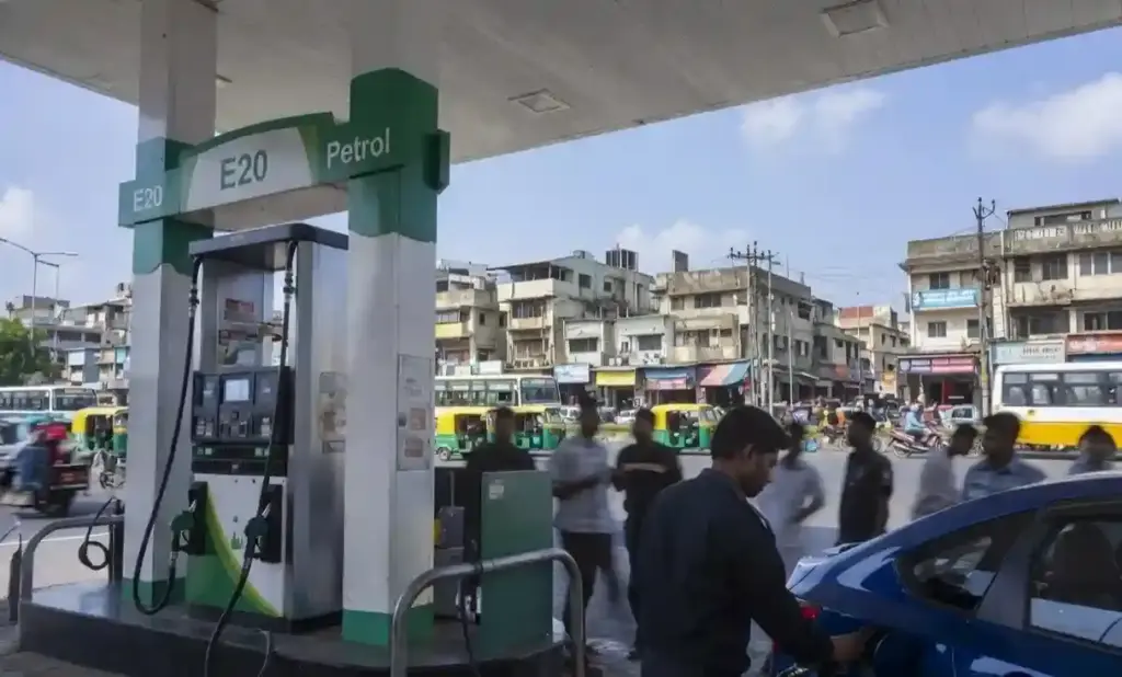 E20 Fuel Strategy ઇથેનોલ મિશ્રિત ઈંધણ મુદ્દે સરકારનો બચાવ, ₹1 લાખ કરોડનું રોકાણ દાવ પર, શા માટે છે આ બદલાવ જરૂરી?