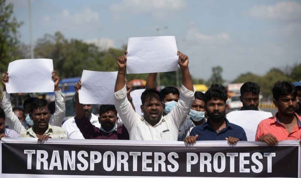 E20 Petrol Concerns  E20 પેટ્રોલ પર ટ્રાન્સપોર્ટરો લાલઘૂમ 'માઈલેજ ઘટે અને એન્જિન બગડે તો જવાબદારી કોની?'