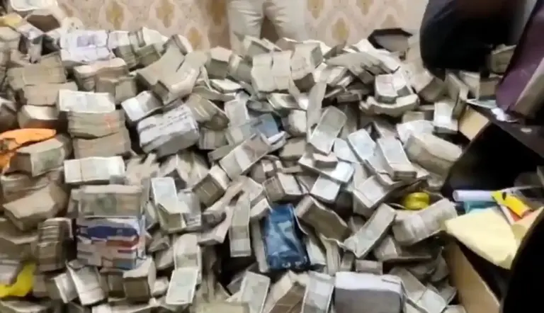 ED raid Dhanbad  500ની નોટોનો ઢગલો… ધનબાદમાં કોલસા કૌભાંડ અને મની લોન્ડરિંગ મામલે ૨૫થી વધુ સ્થળો પર દરોડા, ૧.૫ કરોડ રોકડ જપ્ત.