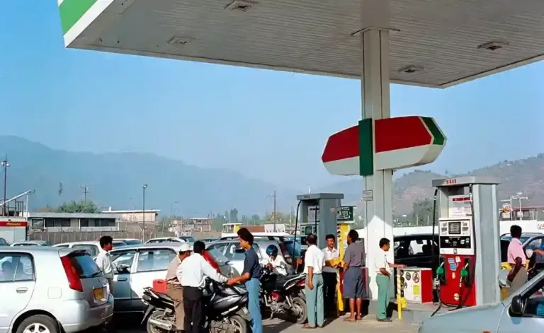 Fuel Price Relief ભારતના આ પાડોશી દેશમાં પેટ્રોલડીઝલ અને એલપીજીના ભાવમાં મોટો ઘટાડો..