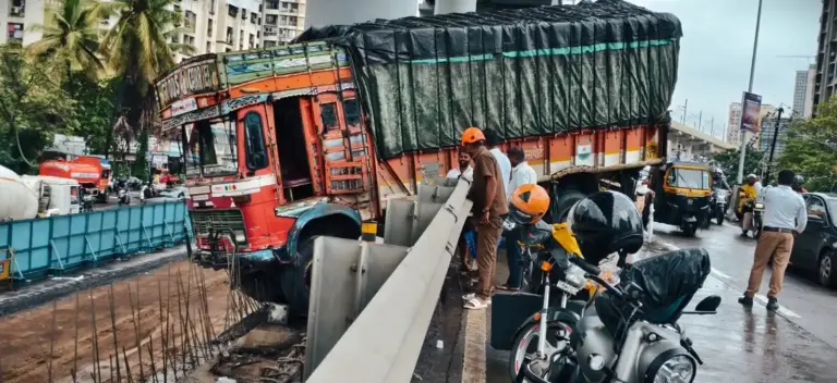 Ghodbunder Road Accident ઘોડબંદર રોડ પર હવામાં લટકી 12 ટન ગોળ ભરેલી ટ્રક, કાઝરવડાવલી બ્રિજ પર મોટી હોનારત ટળી