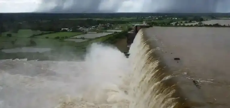 Gujarat Heavy Rains    ગુજરાત પર મેઘરાજાની કૃપા! માત્ર ૫ દિવસમાં જળસંકટ દૂર, ૧૪ ડેમ છલકાયા, ૨૧ હાઈ એલર્ટ પર..