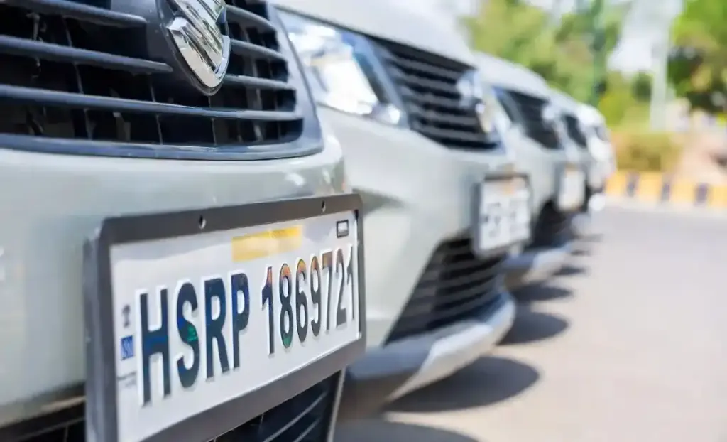 HSRP Number Plate Compliance જૂના વાહનો માટે HSRP નંબર પ્લેટ ફરજિયાત મુદત પૂરી થતા જ પુણેમાં વાહનો પર દંડાત્મક કાર્યવાહી