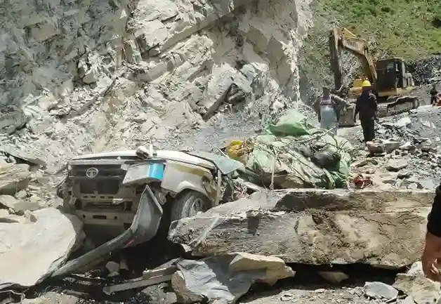 Himachal Landslide Accident હિમાચલ પ્રદેશના લાહોલસ્પિતિમાં ભીષણ ભૂસ્ખલન ટેક્સી પર પહાડ ધરાશાયી થતાં 6 મહિનાના માસૂમ સહિત 13 લોકોના મોત