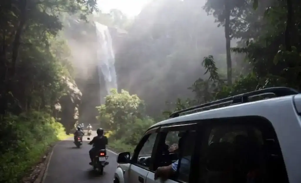 Igatpuri Incident ઈગતપુરીના ભાવલી ધોધ પર પ્રવાસી પરિવાર પર જીવલેણ હુમલો અને મહિલાની છેડતી; ૭ અજાણ્યા શખ્સો વિરુદ્ધ ગુનો દાખલ
