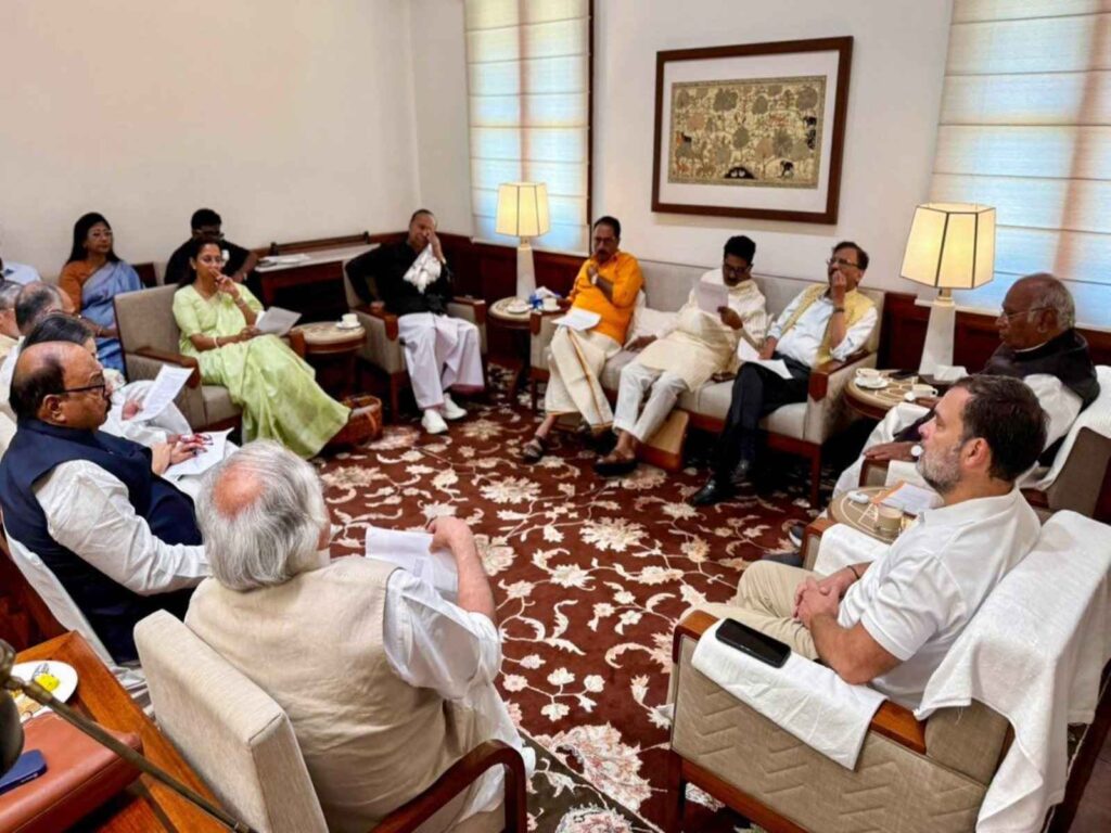 India Alliance Letter to CJI ચૂંટણી પ્રક્રિયા સામે વિપક્ષનો આક્રોશ 'ઈન્ડિયા' ગઠબંધનના ૨૩ પક્ષોએ CJI ને પત્ર લખી કરી ન્યાયિક હસ્તક્ષેપની માંગ