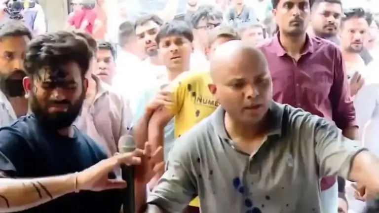 Ink Attack on Abhijeet Deepke  અભિજીત દીપકે પર શાહીનો હુમલો જાહેરમાં મહિલાએ ફેંકી શાહી, રાજકીય ગરમાવો વધ્યો