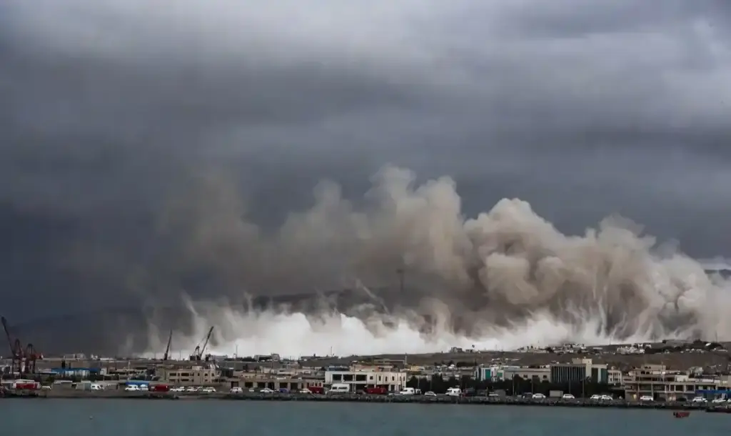 Iran Conflict Escalation યુદ્ધના મેદાનમાં ફેરવાયું ઈરાન બંદર અબ્બાસ અને કેશમમાં મિસાઈલ હુમલા, મોતનો આંકડો વધ્યો.