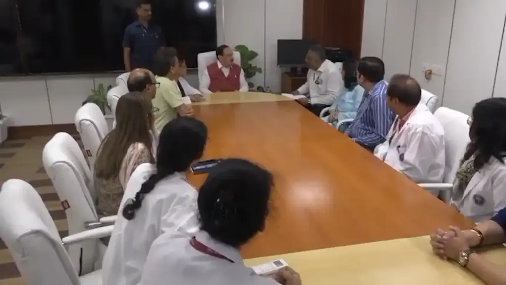 JP Nadda RML Hospital Meeting દિલ્હીમાં પ્રદર્શન બાદ એક્શન મોડમાં સરકાર! ઈજાગ્રસ્ત આંદોલનકારીઓને મળવા RML હોસ્પિટલ પહોંચ્યા કેન્દ્રીય મંત્રી જે.પી. નડ્ડા..