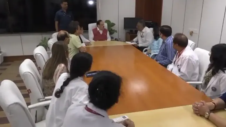 JP Nadda RML Hospital Meeting  દિલ્હીમાં પ્રદર્શન બાદ એક્શન મોડમાં સરકાર! ઈજાગ્રસ્ત આંદોલનકારીઓને મળવા RML હોસ્પિટલ પહોંચ્યા કેન્દ્રીય મંત્રી જે.પી. નડ્ડા..