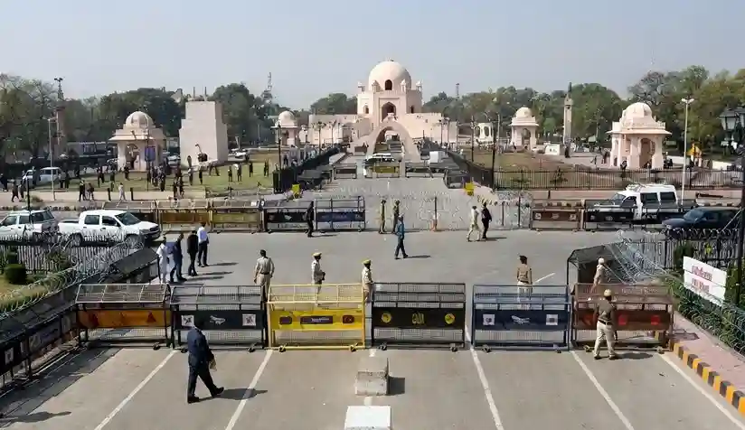 Jantar Mantar Security Heavy જંતરમંતર પર તણાવપૂર્ણ સ્થિતિ, 'સંસદ કૂચ' રોકવા દિલ્હી પોલીસ એક્શનમાં; મોડી રાત્રે પ્રચંડ સુરક્ષા દળો તૈનાત
