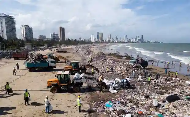 Juhu Beach Pollution  જુહુ બીચનું દુર્દશા! કચરાના ઢગલામાં ફેરવાયું મુંબઈનું ગૌરવ, BMC નું મોટું સફાઈ અભિયાન…