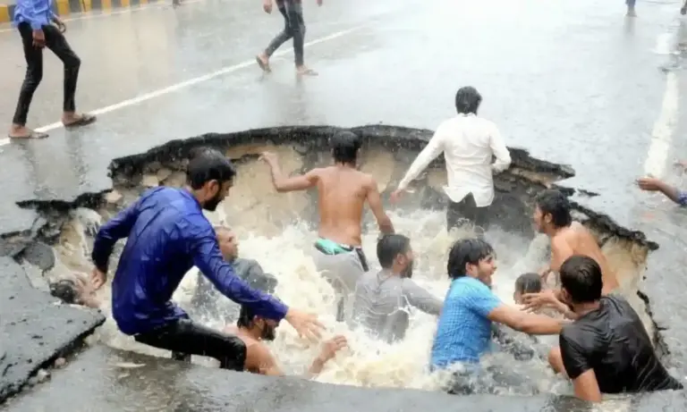 Junagadh Pothole Incident જૂનાગઢમાં ચોમાસાની આફત રસ્તા પરના જીવલેણ ખાડામાં લોકો ખાબકતા અરેરાટી, તંત્રની ઘોર બેદરકારી