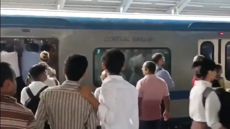 Kalyan CSMT Fast AC Local Door Malfunction  કલ્યાણCSMT ફાસ્ટ AC લોકલના તમામ દરવાજા બંધ રહેતા હંગામો, માત્ર એક જ દરવાજો ખુલતા ઉમટી ભારે ભીડ