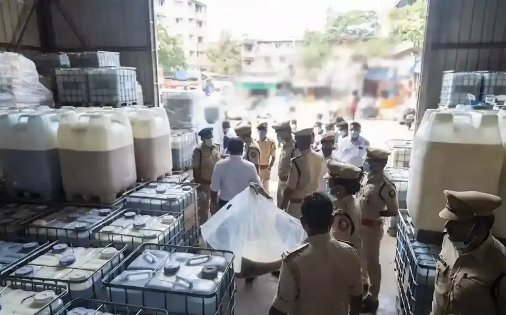 Kandivali Milk Adulteration Racket કાંદિવલીમાં દૂધ ભેળસેળનું મોટું રેકેટ ઝડપાયું, આટલા લીટર નકલી દૂધનો જથ્થો જપ્ત!