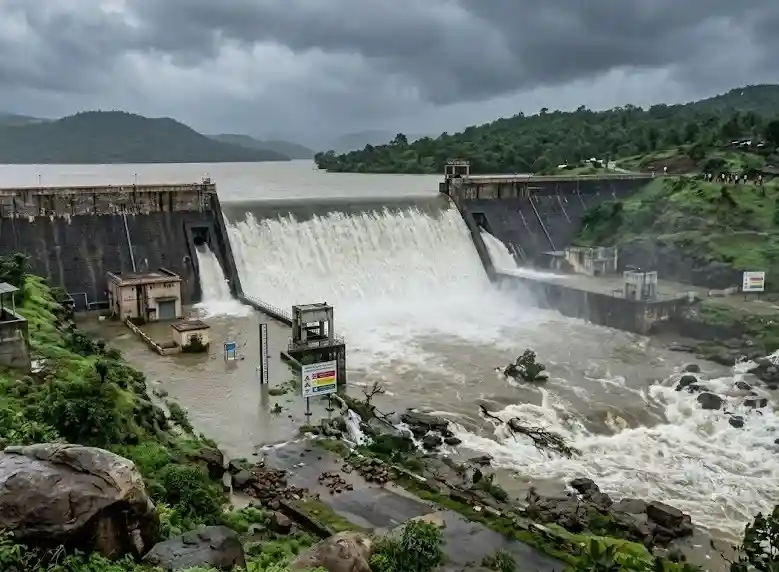 Kevdi Dam Alert Stage Surat વરસાદી પાણીની હેલી, માંડવીનો કેવડી ડેમ છલોછલ થવાની અણી પર, નદી કિનારાના વિસ્તારોમાં એલર્ટ