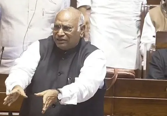 Kharge Poem Rajya Sabha Kiren Rijiju '... પડકાર સામે ટકરાઈ જઈશું', રાજ્યસભામાં ખડગેએ કવિતા સંભળાવી તો કિરન રિજિજૂ ભડક્યા