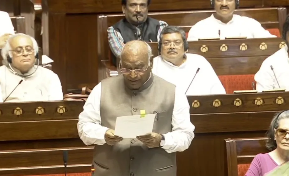 Kharge remark Rajya Sabha  ખડગેની મનુસ્મૃતિ વાળી ટિપ્પણી પર રાજ્યસભામાં હોબાળો, વિવાદાસ્પદ નિવેદન રેકોર્ડમાંથી હટાવવામાં આવ્યું