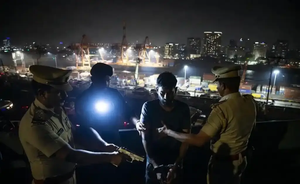 Lawrence Bishnoi Gang Attack Foil Mumbai મુંબઈમાં ગેંગવોરનું મોટું ષડયંત્ર નિષ્ફળ, વાડી બંદર પરથી તુર્કીની ‘ઝિગાના’ પિસ્તોલ સાથે પંજાબના બે શાર્પશૂટર ઝડપાયા